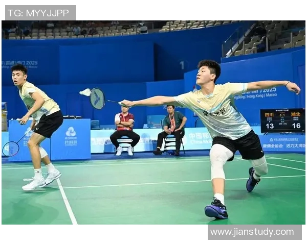 武汉羽毛球队在全国锦标赛中以70分领先其他队伍展现强劲实力