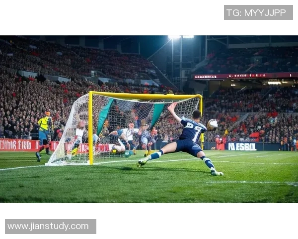 时尚与功能兼备足球户外夹克助你畅享球场激情与户外探险